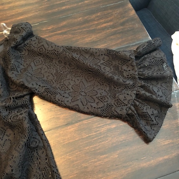 Beautiful black blouse large with adorable sleeves - Picture 4 of 5